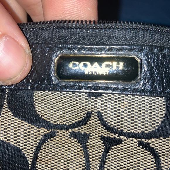 This coach wristlet was barely used and in good shape - Picture 2 of 2